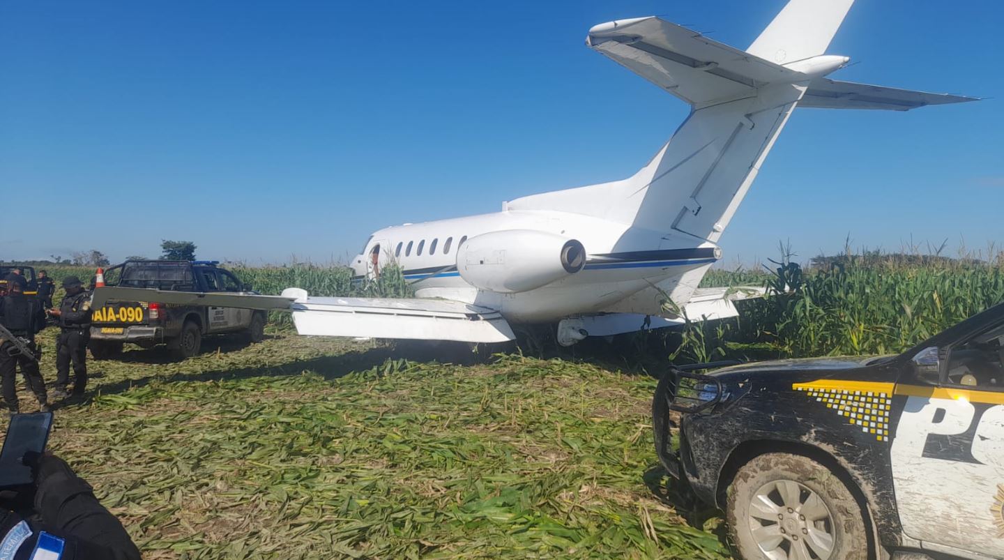 Un avión tipo jet aterrizó en un terreno sembrado con maíz en Ixcán, Quiché, pero  no se ubicó ningún ilícito. (Foto Prensa Libre: PNC)