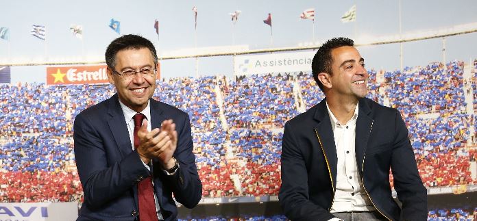 Josep Maria Bartomeu, expresidente del Barcelona, junto a Xavi Hernández, exjugador y ahora técnico del equipo culé. (Foto Prensa Libre: Hemeroteca PL)