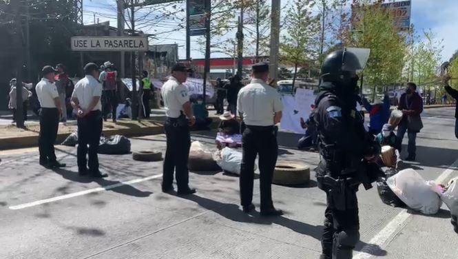 Simpatizantes de Codeca bloquean el paso en la ruta Interamericana, San Lucas Sacatepéquez, Sacatepéquez. (Foto Prensa Libre: Emy Sánchez)