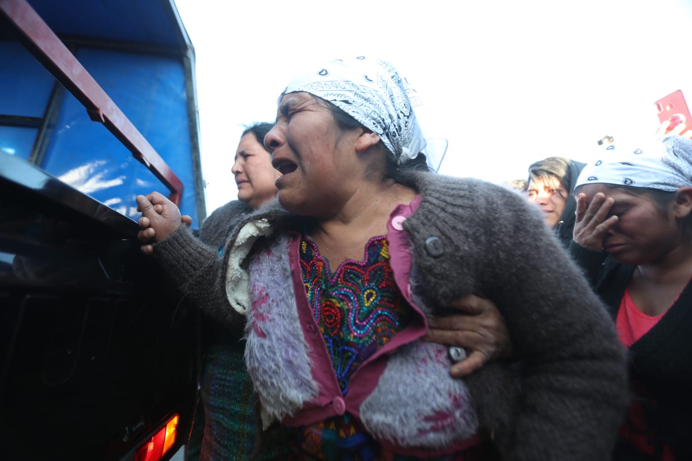 Familiares de Leonel Argueta lloran por su muerte. (Foto Prensa Libre: Juan Diego González)