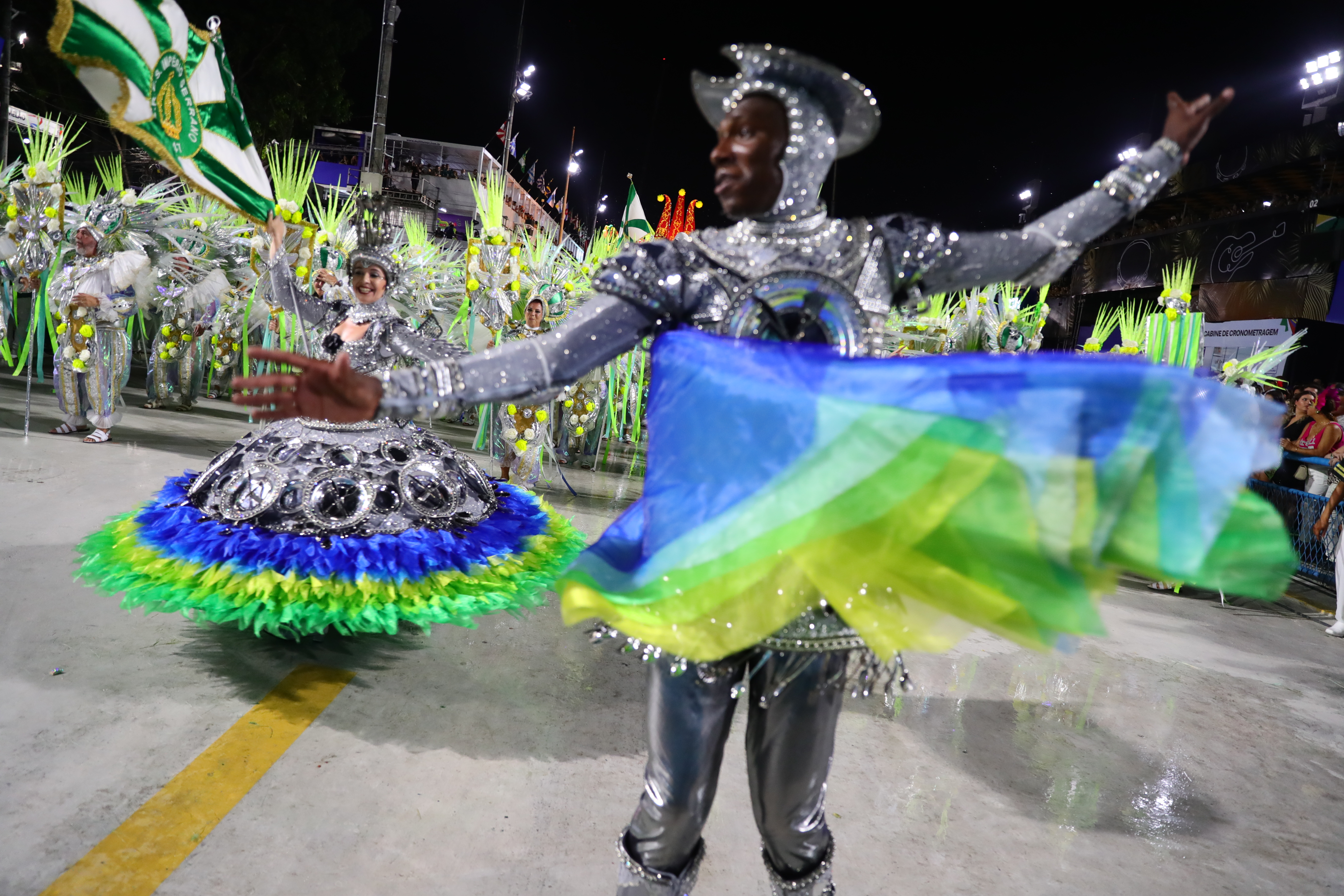 Escuelas de samba desfilan en el imponente sambódromo del carnaval de Río de Janeiro