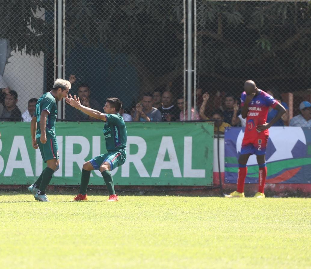 El 'Chucho' López festeja después de anotar el 2-2 frente a Iztapa. (Foto Prensas Libre: Douglas Suruy)