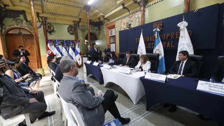 Los magistrados del TSE firmaron un convenio con el Cacif, el cual está relacionado con la observación electoral. (Foto Prensa Libre: María José Bonilla)