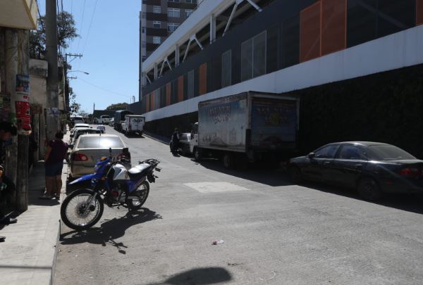 Autoridades efectuaron diligencias en un sector de la colonia Guajitos, en la zona 21, donde en un apartamento fue hallada sin vida Ana Sofía Alegría. (Foto Prensa Libre: Elmer Vargas)
