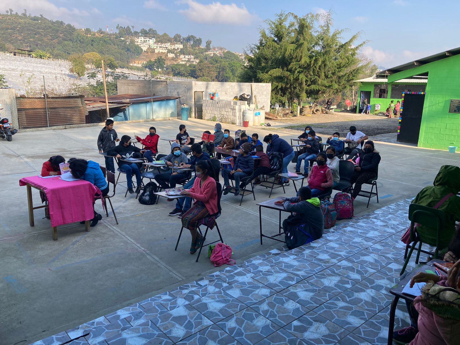 Los alumnos reciben clases en un patio mientras concluye la construcción del aula para quinto grado. (Foto Prensa Libre: Emmy Sánchez) 