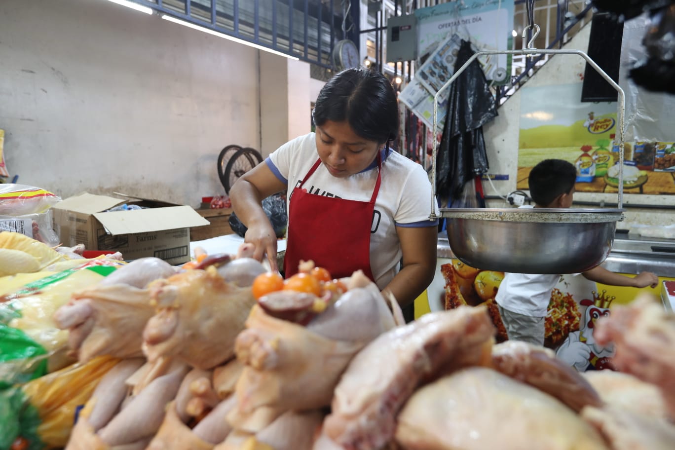 Vendedores de pollo del Mercado La Terminal aseguran que las ventas han disminuido en las últimas semanas. (Foto Prensa Libre: Roberto López)
