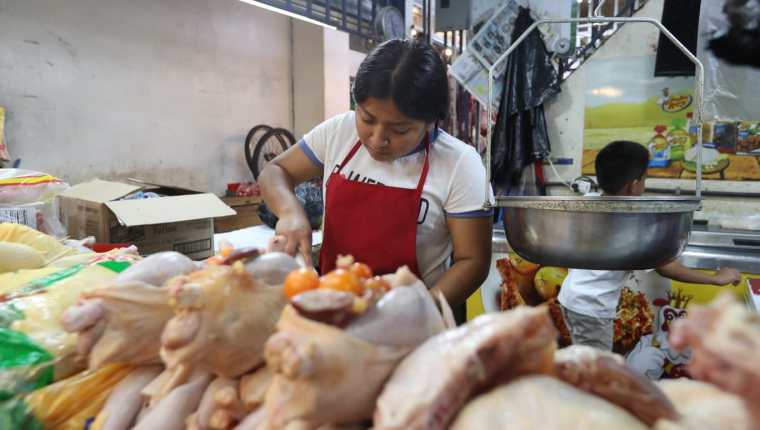 Vendedores de pollo del Mercado La Terminal aseguran que las ventas han disminuido en las últimas semanas. (Foto Prensa Libre: Roberto López)
