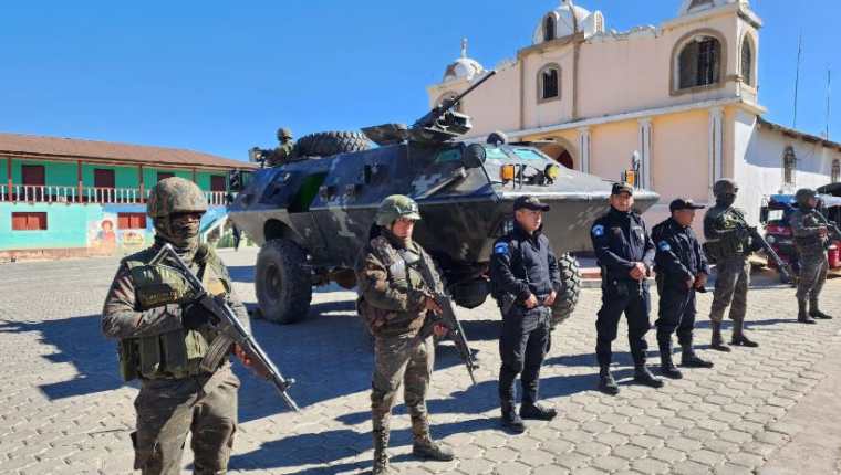 Soldados y policías patrullan Nahualá, luego del incidente armado del 9 de febrero de 2023, que habría dejado un niño muerto. (Foto Prensa Libre: Ejército de Guatemala)