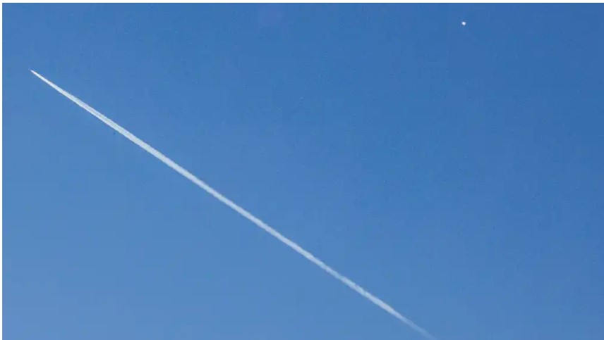 Momento en que aviones militares se disponen a derribar globo. (Foto Prensa Libre: EFE)