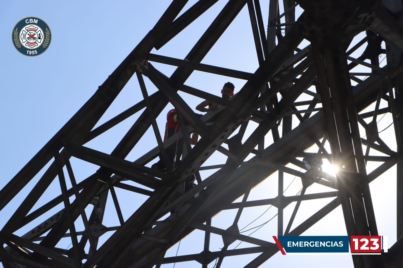 Los socorristas rescataron a un hombre que escaló la Torre del Reformador en la zona 9 de la capital. (Foto Prensa Libre: Bomberos Municipales)