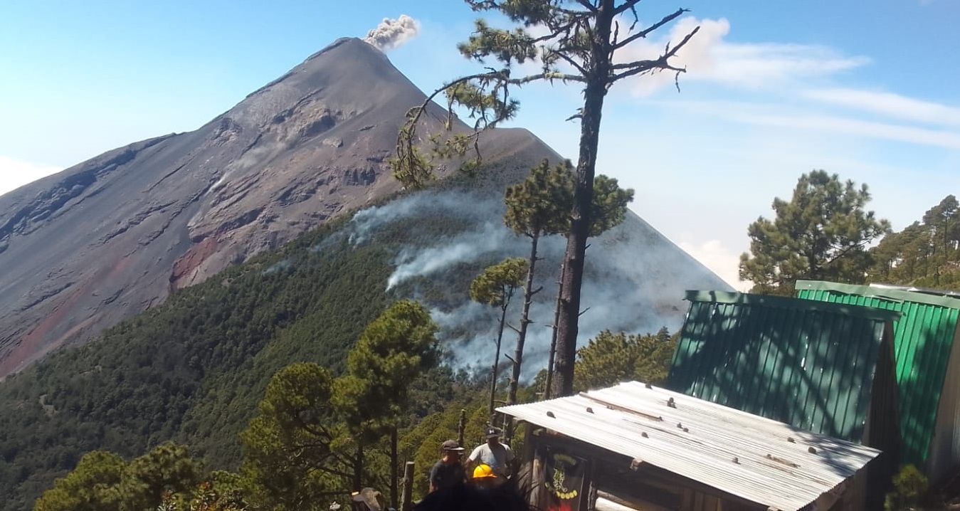 VIDEO: Así trabajan los bomberos para controlar un incendio forestal causado por fuerte erupción del Volcán de Fuego