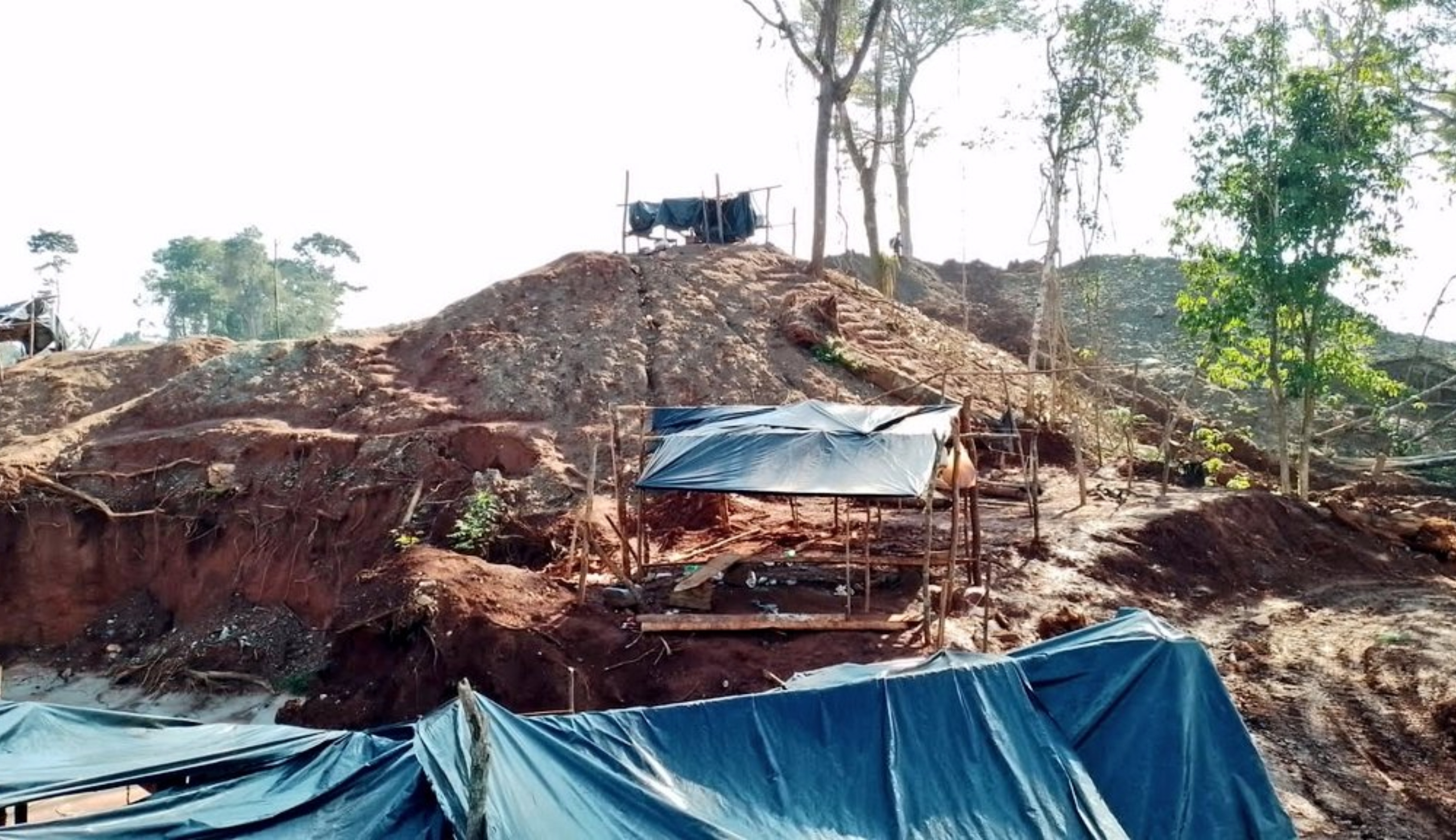 El 15 de diciembre de 2022 las autoridades llevaron a cabo un operativo en la aldea Valle Nuevo, Morales Izabal, para capturar a personas vinculadas con la extracción ilegal de jade. (Foto Prensa Libre: Hemeroteca PL).