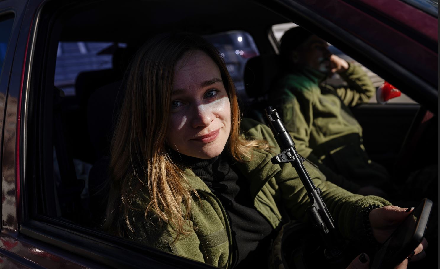 Yulia Bondarenko, una maestra que se enroló como reservista, llega a un ejercicio de adiestramiento en Kiev durante el primer mes de la guerra, el 21 de marzo de 2022. (Lynsey Addario/The New York Times)