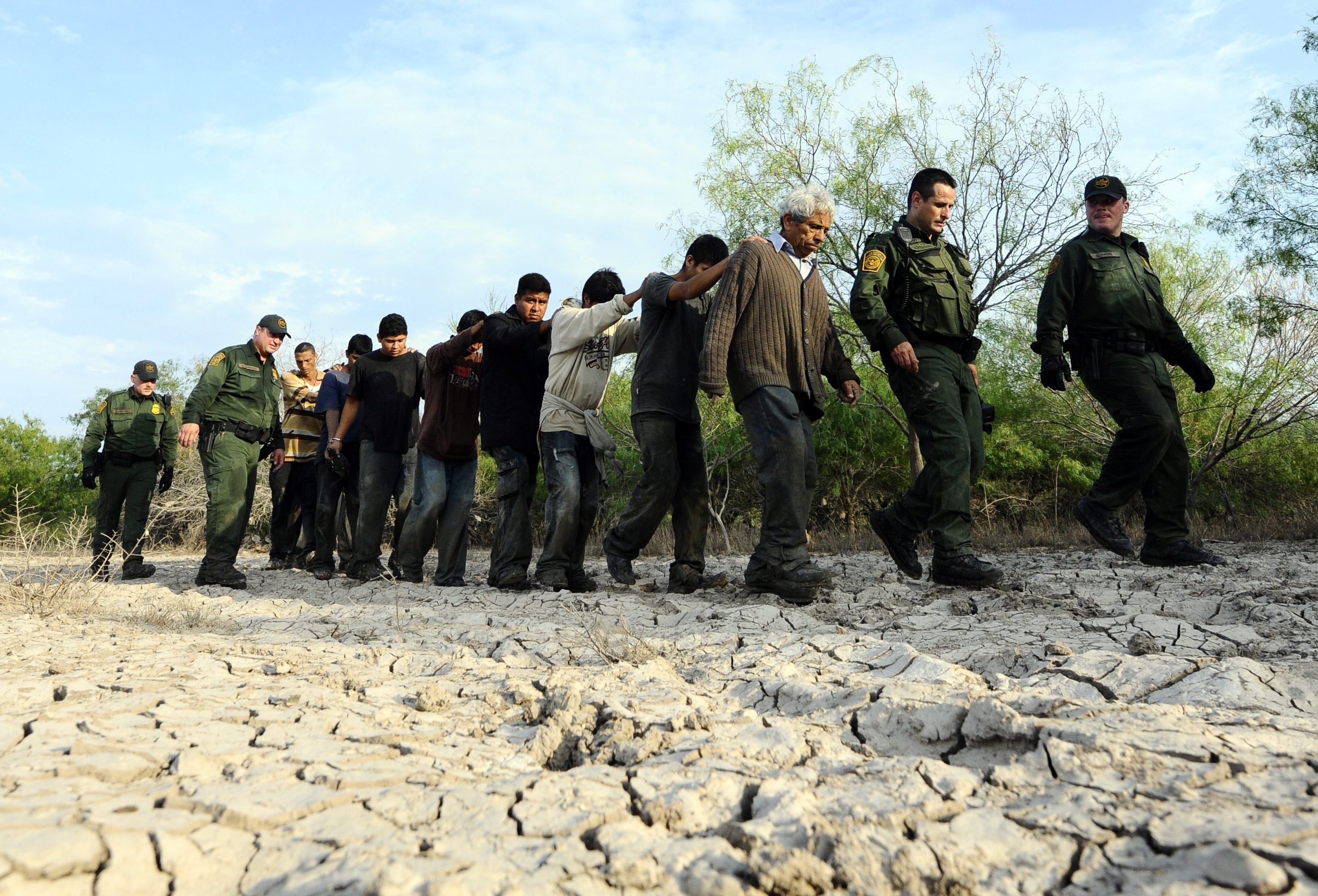  Agentes fronterizos custodian a un grupo de migrantes detenidos en Mcallen, Texas. El número de guatemaltecos que llegan a la frontera sur ha bajado en los últimos meses. (Foto Prensa Libre: Hemeroteca PL)