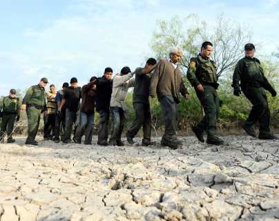  Agentes fronterizos custodian a un grupo de migrantes detenidos en Mcallen, Texas. El número de guatemaltecos que llegan a la frontera sur ha bajado en los últimos meses. (Foto Prensa Libre: Hemeroteca PL)