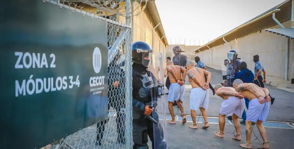 Megacárcel de Bukele: cuánto les cobran a los reos por comida, ropa y  artículos de aseo en la nueva prisión de El Salvador