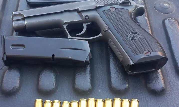 Arma de fuego y balas que les decomisaron a dos menores de edad que fueron remitidos a un juzgado sindicados de varias muertes en Santiago Sacatepéquez, Sacatepéquez. (Foto Prensa Libre: PNC)