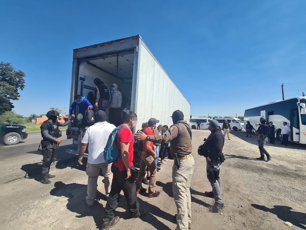 Los migrantes se enfrentan a una dura travesía al intentar viajar en tráileres por México para llegar a los Estados Unidos. (Foto Prensa Libre: Instituto Nacional de Migración de México) 