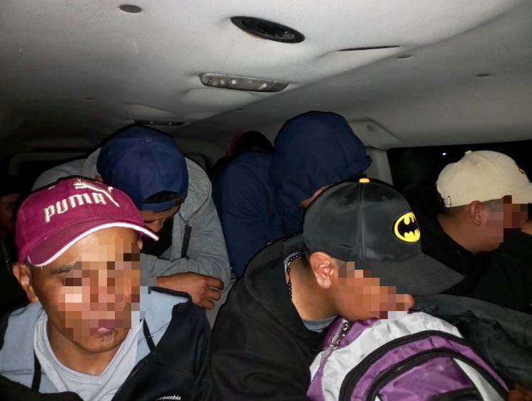 22 migrantes guatemaltecos, entre los que iban cinco menores de edad, fueron rescatados por las autoridades mexicanas cuando viajaban hacinados en un panel que circulaba por una carretera de Chiapas, México. (Foto Prensa Libre: Secretaría de Seguridad y Protección Ciudadana Chiapas)