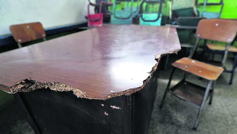 El deterioro en el mobiliario es una de las razones que complican el regreso a la presencialidad en muchas escuelas, un problema que se evidenció desde el año pasado. (Foto Prensa Libre: Hemeroteca PL)
