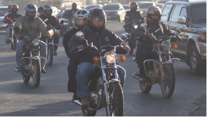 La mayoría de conductores no ha pasado por un curso de manejo. (Foto Prensa Libre Hemeroteca PL)