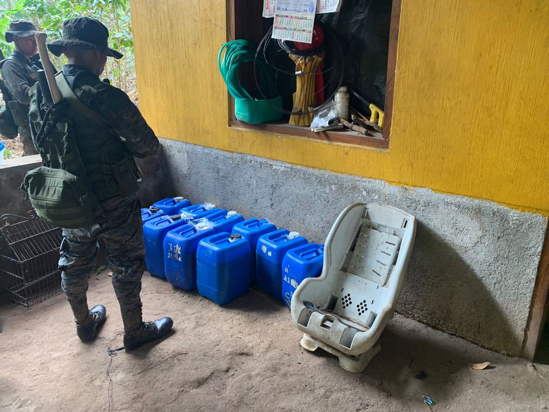 Narcolaboratorio ubicado en Esquipulas, Chiquimula, en donde también ubicaron dos plantaciones de hoja de coca. (Foto Prensa Libre: Ejército de Guatemala)