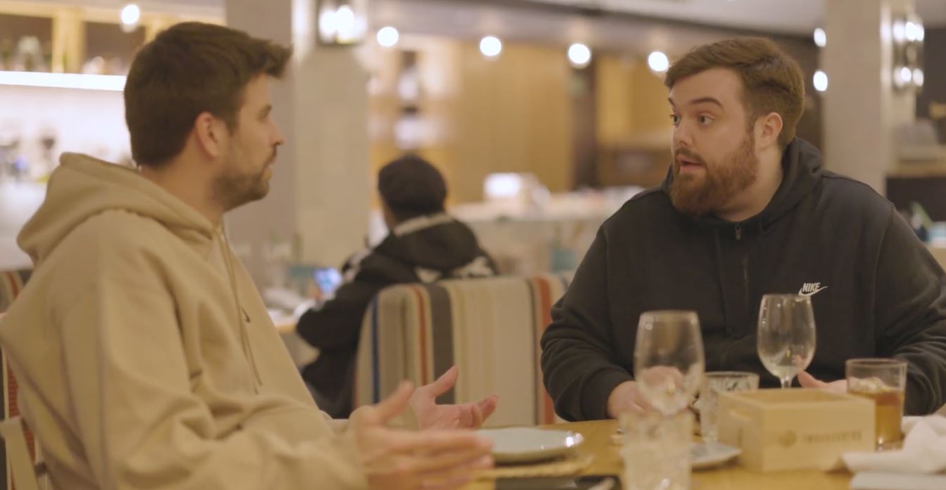 Ibai y Piqué anunciaron a Ronaldinho como el jugador 12 de Porcinos FC. (Foto Prensa Libre: Captura video Kings League)