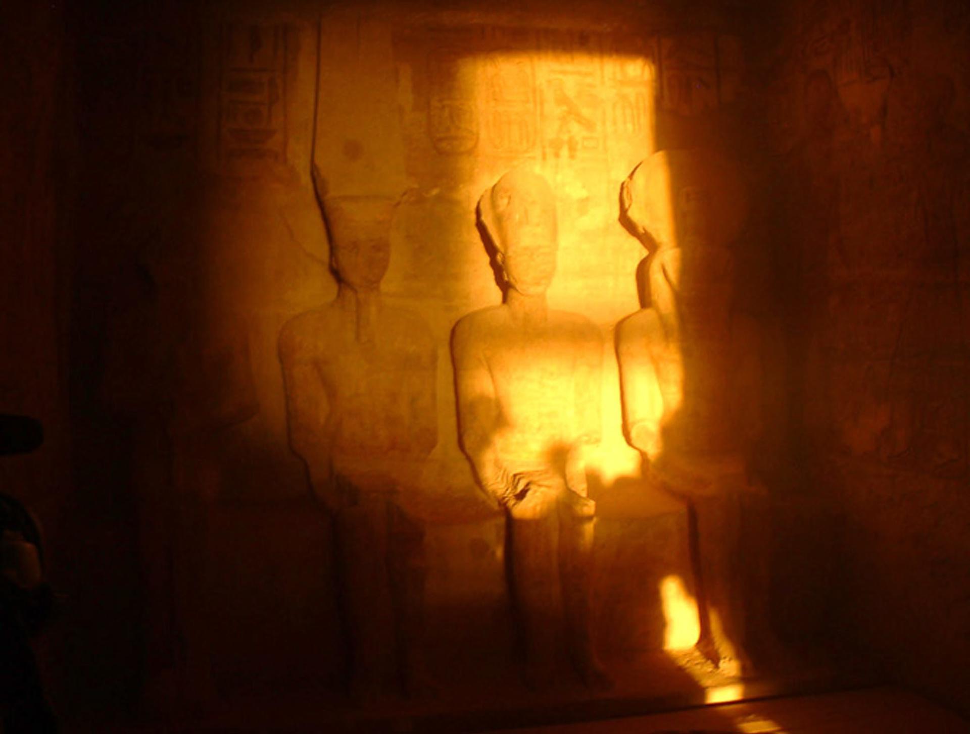 El sol regresa a su cita ininterrumpida por más de 3.300 años con Ramses II