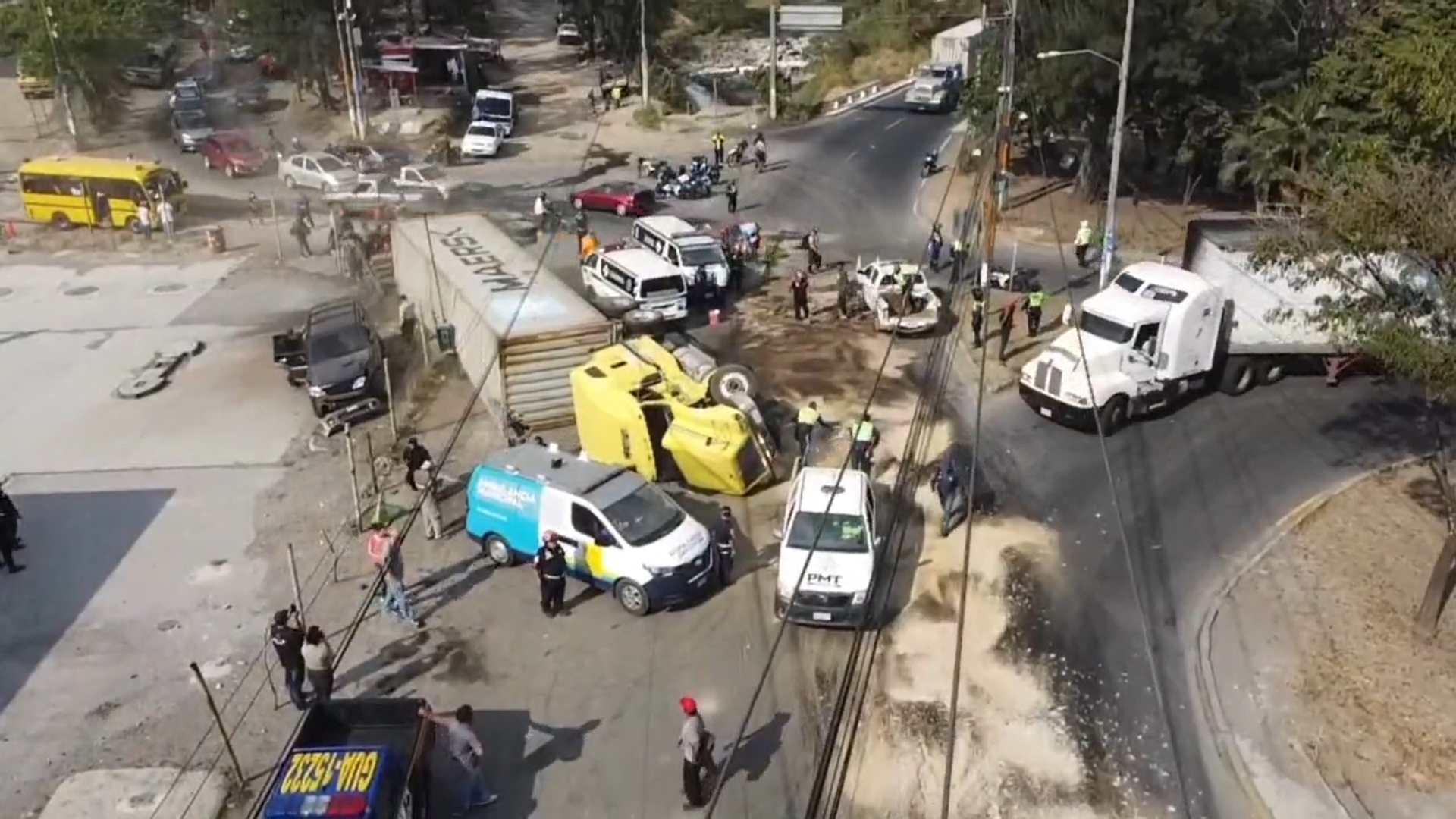 Un tráiler volcó en el kilómetro 13.5 de la ruta al Pacífico la tarde de este martes 21 de febrero, por lo que pidieron precauciones al conducir por el sector. (Foto Prensa Libre: PMT de Villa Nueva)