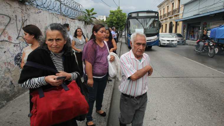 La Coordinadora Nacional de Transporte Urbano Departamental estaría solicitando que se implemente un subsidio para cubrir la gratuidad del transporte público para adultos mayores. (Foto Prensa Libre: Esbin García) 