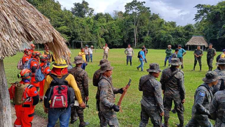 Autoridades, socorristas y voluntarios preparan la bÃºsqueda del turista Raymond Vincent Ashcraft, de Estados Unidos, quien desapareciÃ³ en Tikal el 3 de febrero. (Foto Prensa Libre: Conred)