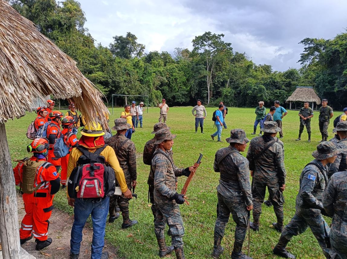 Autoridades, socorristas y voluntarios preparan la búsqueda del turista Raymond Vincent Ashcraft, de Estados Unidos, quien desapareció en Tikal el 3 de febrero. (Foto Prensa Libre: Conred)