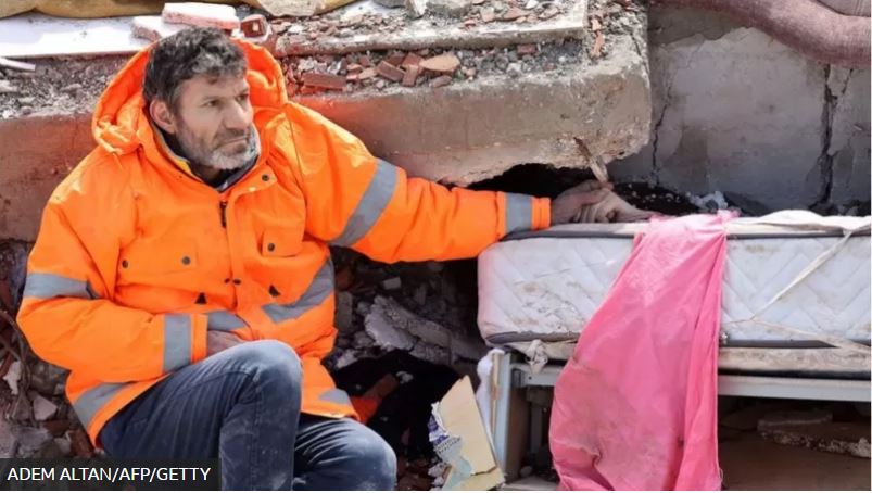 Terremoto en Turquía: la imagen de “un padre sosteniendo la mano de su hija muerta” que muestra la desesperación de los sobrevivientes de la catástrofe
