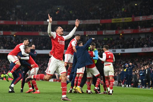 Los jugadores del Arsenal celebran al final del partido de fútbol de la Premier League inglesa entre Arsenal y Bournemouth en el Emirates Stadium de Londres el 4 de marzo de 2023. Foto Prensa Libre (AFP)