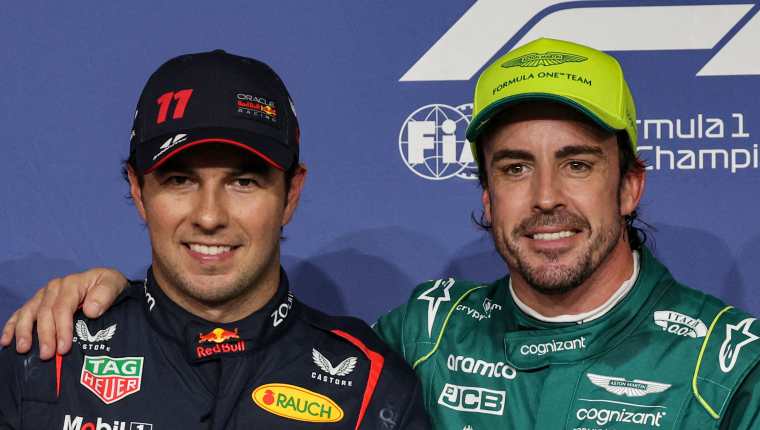 El piloto mexicano del ganador de la pole position Red Bull Racing, Sergio Pérez (i.) y el piloto español del tercer clasificado de Aston Martin, Fernando Alonso. Foto Prensa Libre (AFP)