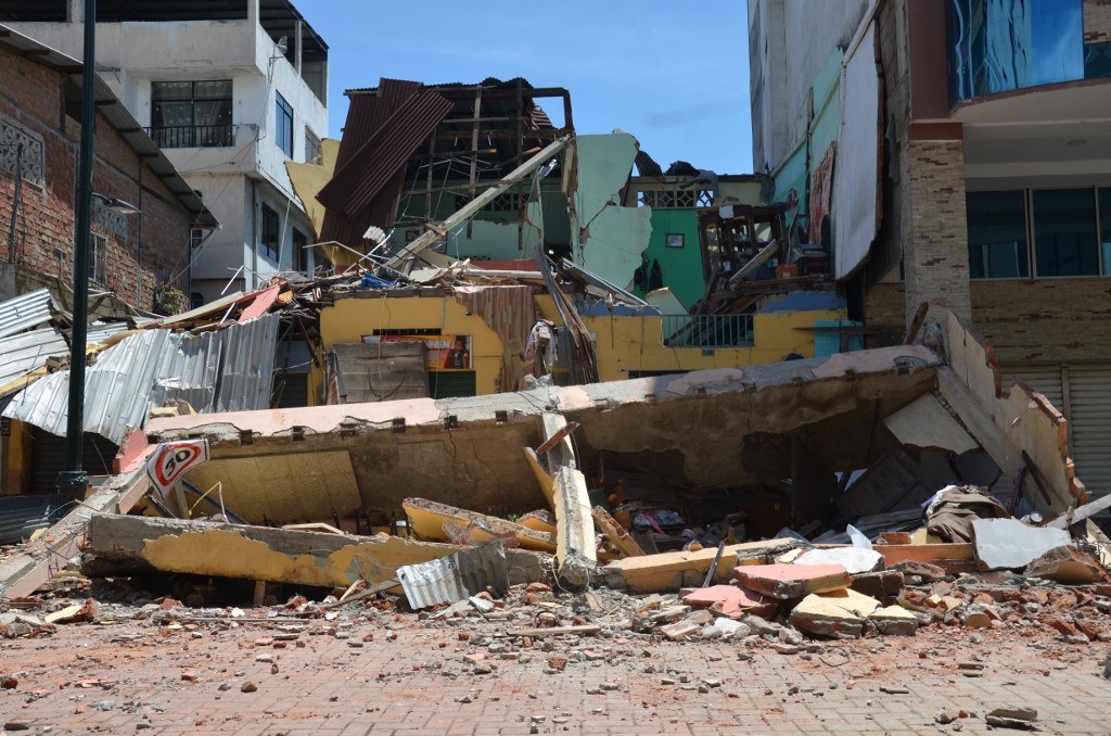 VIDEOS | Dramáticas imágenes del sismo en Ecuador que ya dejó 12 personas muertas