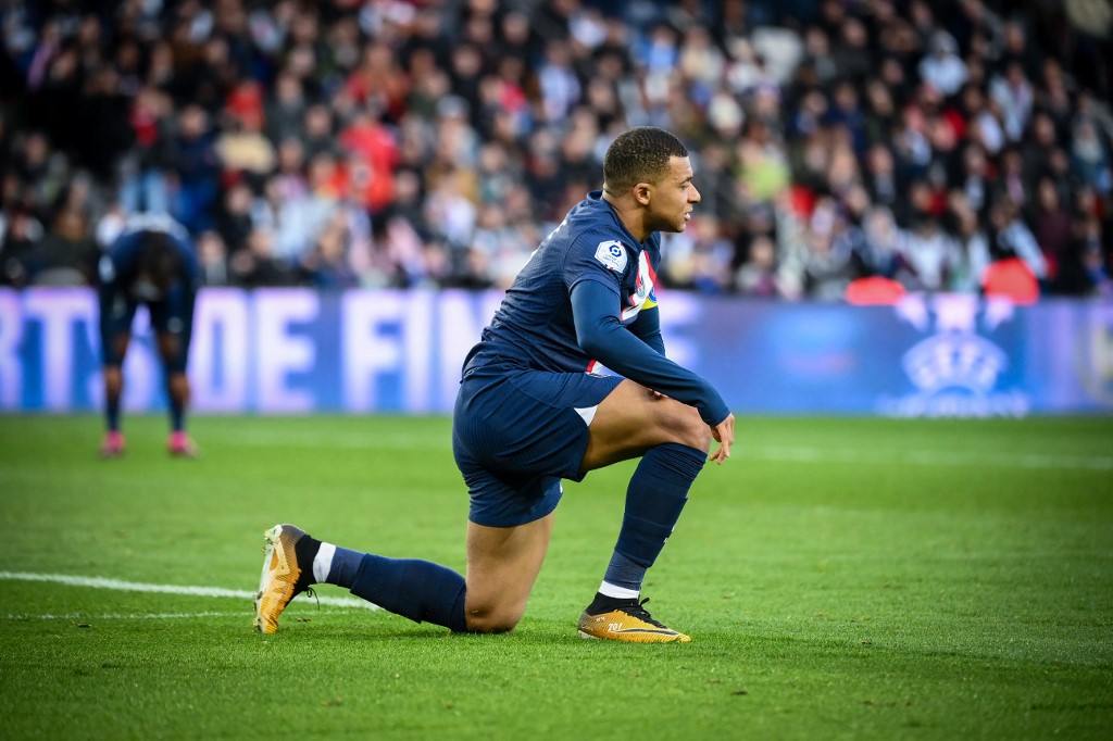 El delantero francés del Paris Saint-Germain, Kylian Mbappe, reacciona durante el partido de fútbol francés L1 entre el Paris Saint-Germain (PSG) y el Stade Rennais FC en el estadio Parc des Princes de París el 19 de marzo de 2023. Foto Prensa Libre (AFP)