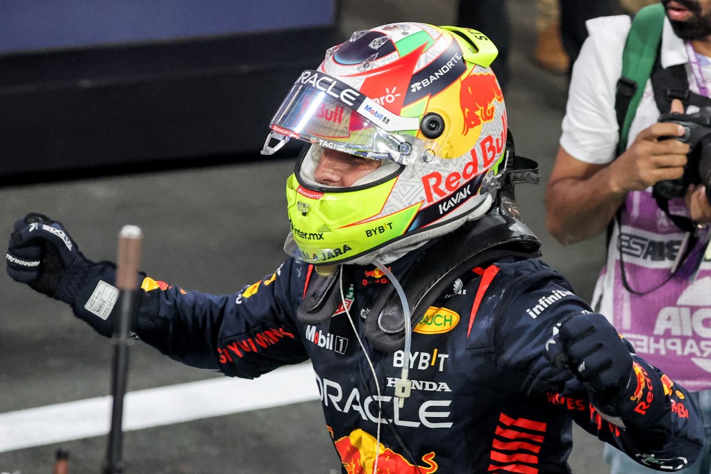 El piloto mexicano de Red Bull Racing, Sergio Pérez, celebra después de ganar el Gran Premio de Fórmula Uno de Arabia Saudita en el Circuito de Corniche de Jeddah en Jeddah el 19 de marzo de 2023. Foto Prensa Libre (AFP)