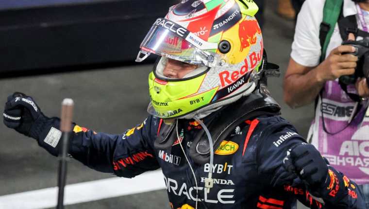 El piloto mexicano de Red Bull Racing, Sergio Pérez, celebra después de ganar el Gran Premio de Fórmula Uno de Arabia Saudita en el Circuito de Corniche de Jeddah en Jeddah el 19 de marzo de 2023. Foto Prensa Libre (AFP)