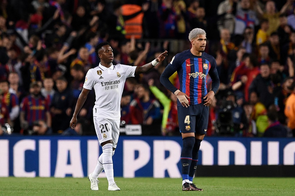 Vibrante primer tiempo en el Camp Nou: El duelo Viní-Araujo, las atajadas de Courtois y el gol de Sergi Roberto