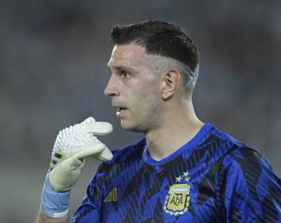 Lo volvió a hacer: El “Dibu” Martínez realizó el festejo con la Copa del Mundo y le llovieron críticas