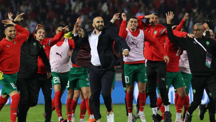 El entrenador de Marruecos, Walid Regragui (C), y sus jugadores saludan a los aficionados después del partido amistoso de fútbol entre Marruecos y Brasil en el estadio Ibn Batouta en Tánger el 26 de marzo de 2023. Foto Prensa Libre (AFP)