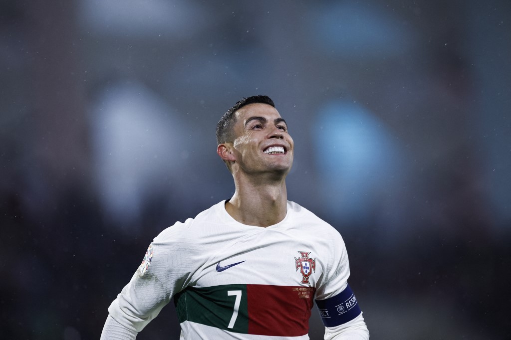 El delantero de Portugal, Cristiano Ronaldo, celebra después de marcar el cuarto gol de su equipo durante el partido de fútbol de clasificación del grupo J de la UEFA Euro 2024 entre Luxemburgo y Portugal en el Stade de Luxemburgo, en Luxemburgo, el 26 de marzo de 2023. Foto Prensa Libre (AFP)