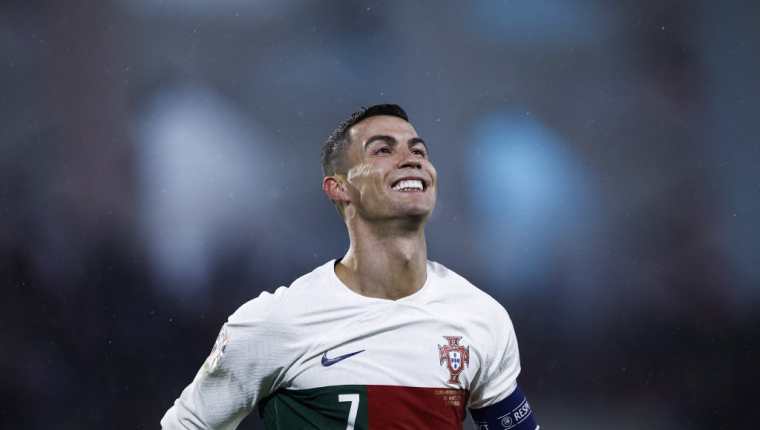 El delantero de Portugal, Cristiano Ronaldo, celebra después de marcar el cuarto gol de su equipo durante el partido de fútbol de clasificación del grupo J de la UEFA Euro 2024 entre Luxemburgo y Portugal en el Stade de Luxemburgo, en Luxemburgo, el 26 de marzo de 2023. Foto Prensa Libre (AFP)