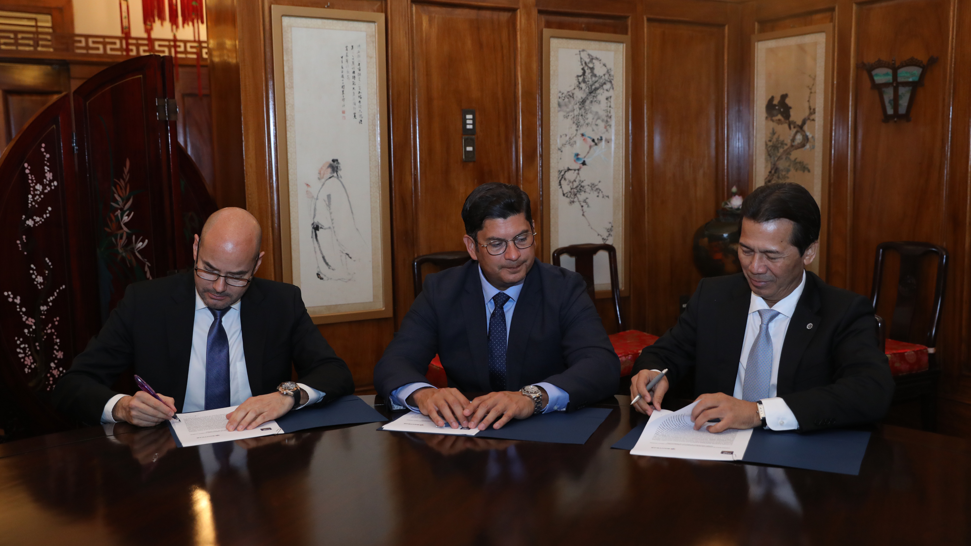 Carlos Navarrete, CEO de Tigo Guatemala, y Jorge Monda, Presidente de Bantrab, firmaron un convenio para apoyar la inclusión financiera en presencia de Janio Rosales, Ministro de Economía. 