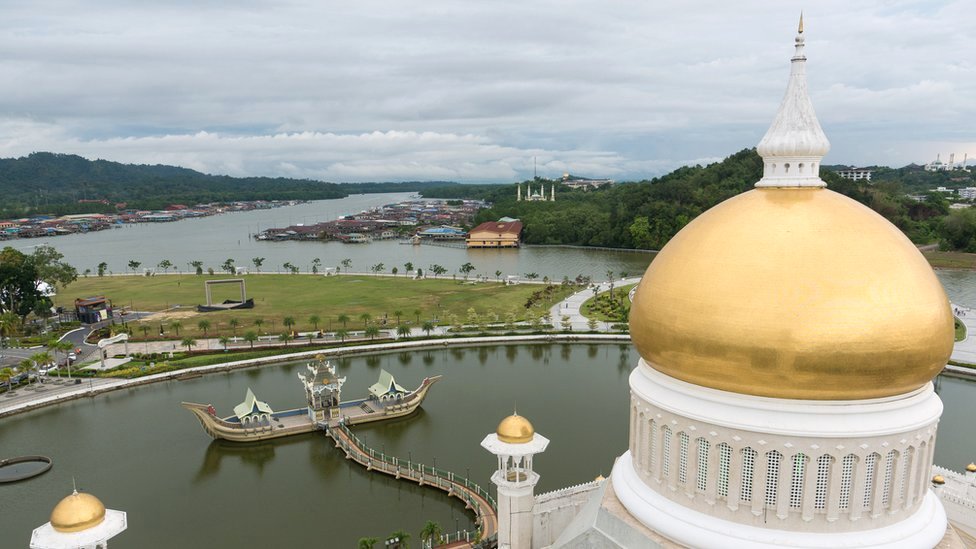 Mezquitas doradas y letreros árabes reciben a los visitantes que ingresan a la pequeña nación de Brunéi. BBC