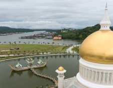 Mezquitas doradas y letreros árabes reciben a los visitantes que ingresan a la pequeña nación de Brunéi. BBC