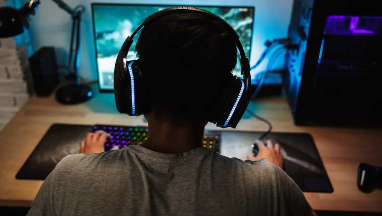 La hiper-conectividad y la abundancia de videojuegos exponen a que personas de todas las edades se acerquen a las pantallas. (Foto Prensa Libre: Shutterstock)