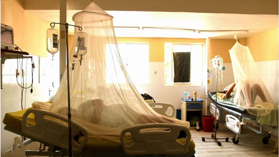 Pacientes con dengue son atendidos en los hospitales de Santa Cruz, en Bolivia.