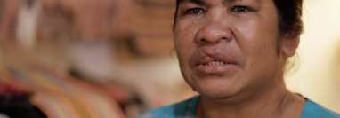 A Meriance Kabu le brotan las lágrimas cuando recuerda su historia de abuso en Kuala Lumpur. BBC / Dwiki Marta